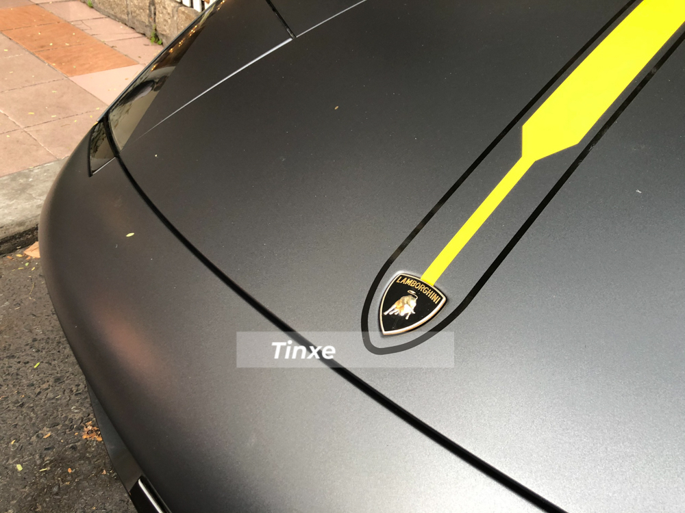 Để tạo điểm nhấn trên bộ áo đen nhám của chiếc siêu xe Lamborghini Murcielago LP640-4 này, những người thợ Sài thành đã trang trí thêm các sọc đề-can màu vàng chạy dài từ nắp capô trước lên đến trần xe và vòng xuống đuôi xe.