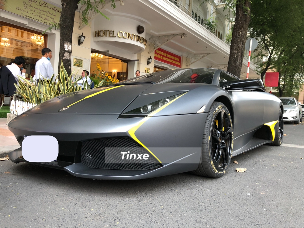 Nhắc đến những chiếc siêu xe cửa cắt kéo Lamborghini tại Việt Nam chắc nhiều người sẽ nghĩ ngay đến phiên bản Aventador, đơn giản vì đây là 1 trong những chú bò tót có doanh số bán hàng ấn tượng nhất của hãng xe Ý trong 58 năm qua. Tuy nhiên, trước khi dòng siêu xe Lamborghini Aventador ra đời, hãng xe Lamborghini đã có gần 10 năm thăng hoa cùng với Murcielago với 4.099 chiếc được giao đến tay các khách hàng.