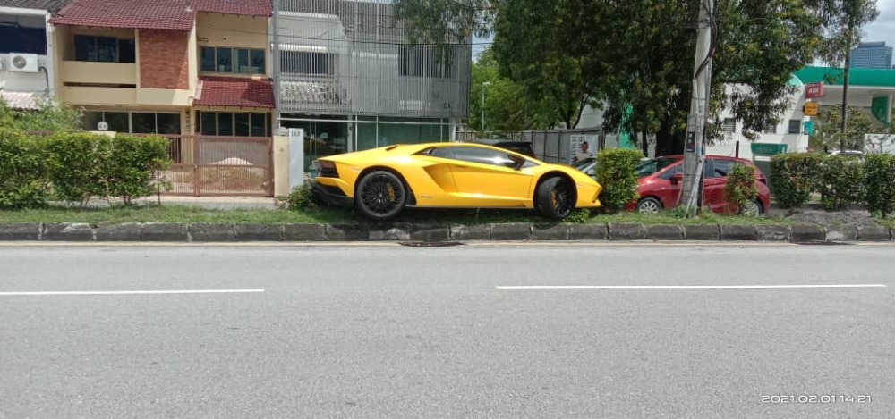 Hiện trường vụ tai nạn của si&ecirc;u xe Lamborghini Aventador S ở Malaysia v&agrave;o trưa nay