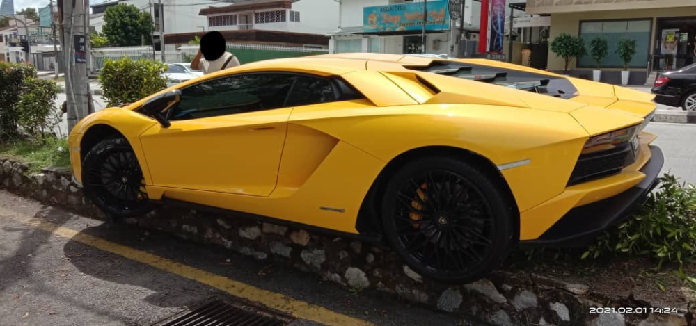 Lamborghini Aventador S LP740-4 c&oacute; gi&aacute; hơn 20 tỷ đồng ở Malaysia