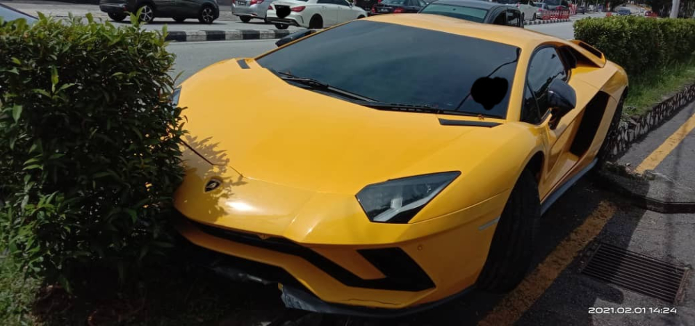 Chiếc Lamborghini Aventador S vỡ n&aacute;t cản va trước v&agrave; khung gầm c&oacute; thể bị hỏng nặng
