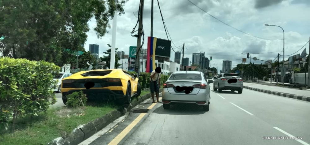 Chiếc si&ecirc;u xe Lamborghini Aventador S bị mắc kẹt sau khi lao l&ecirc;n dải ph&acirc;n c&aacute;ch giữa đường