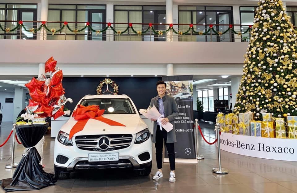 Trước đ&oacute; thủ m&ocirc;n B&ugrave;i Tiến Dũng di chuyển tr&ecirc;n Mercedes-Benz GLC 250 được tặng