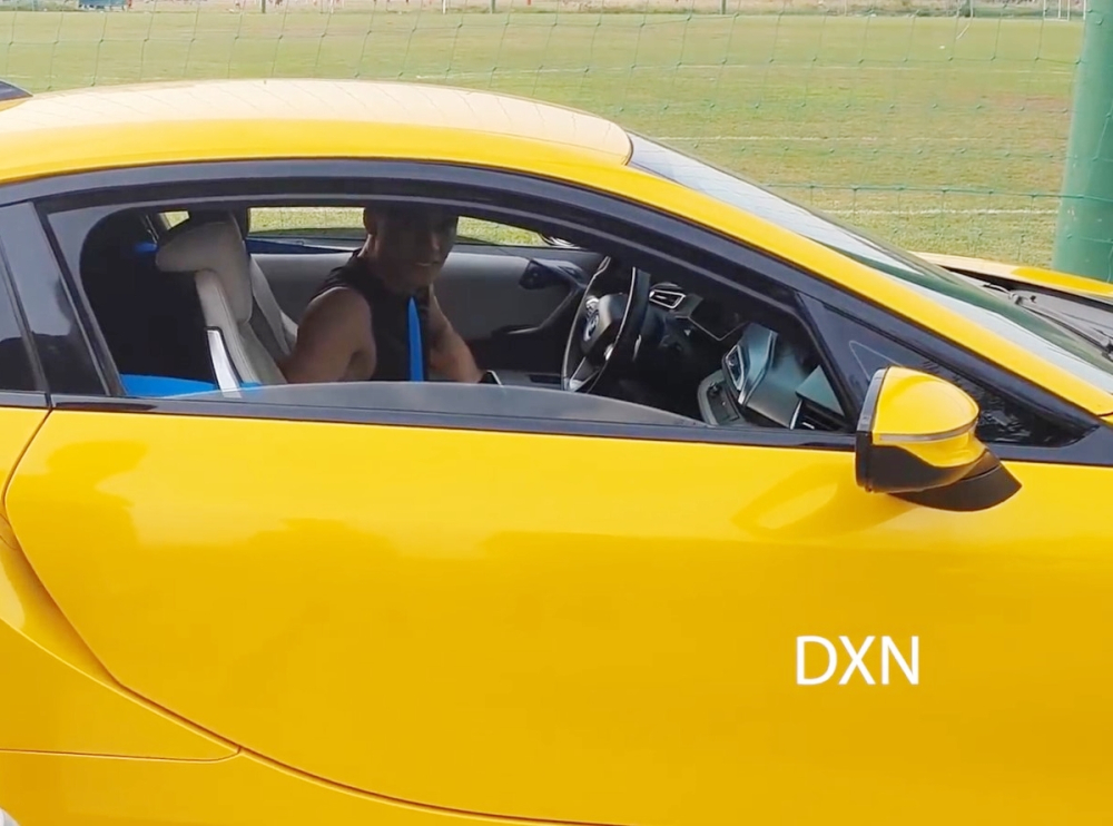Thủ m&ocirc;n B&ugrave;i Tiến Dũng cầm l&aacute;i BMW i8