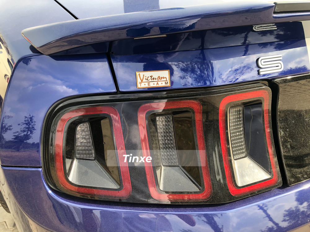 Đ&egrave;n hậu của Ford Mustang Shelby GT500 