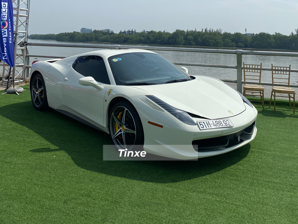 V&agrave; si&ecirc;u xe mui trần cuối c&ugrave;ng l&agrave; Ferrari 458 Spider