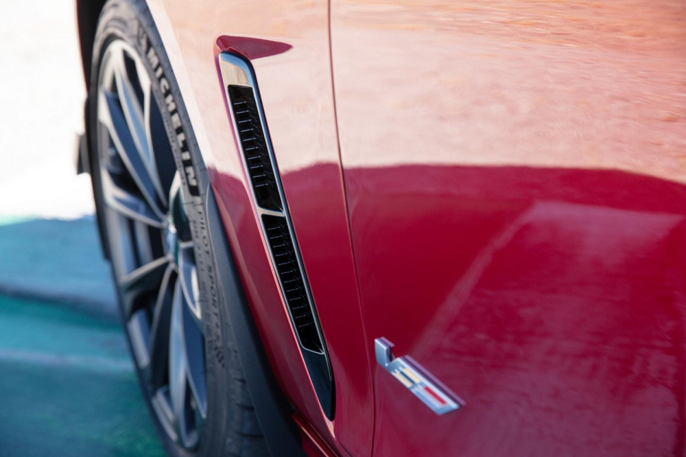 Khe gió trên chắn bùn trước của Cadillac CT4-V Blackwing 2022