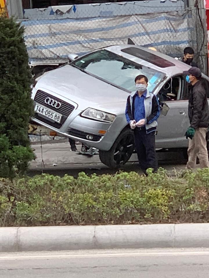 Chiếc xe sang Audi được lật trở lại