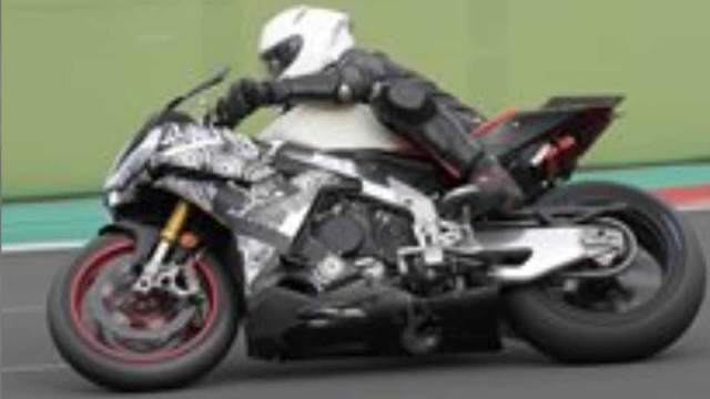 Cánh gió khí động học tích hợp ở đầu và yếm là điểm mới trên Aprilia RSV4 2021