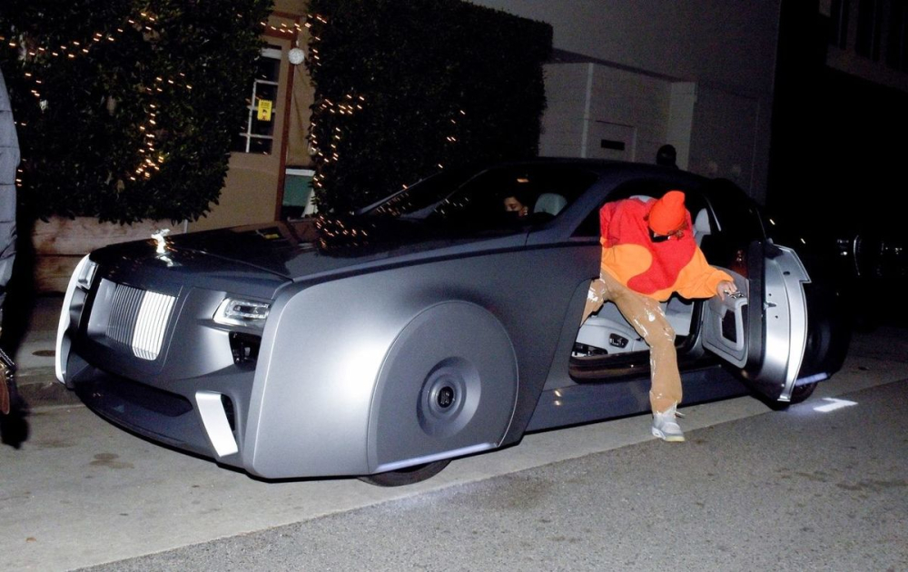 Justin Bieber lái chiếc xe mới đi ăn tối Justin Bieber lái chiếc xe mới đi ăn tối