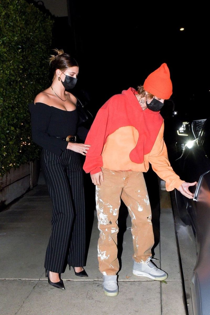 Nam ca sỹ đi cùng với vợ là Hailey Baldwin Nam ca sỹ đi cùng với vợ là Hailey Baldwin