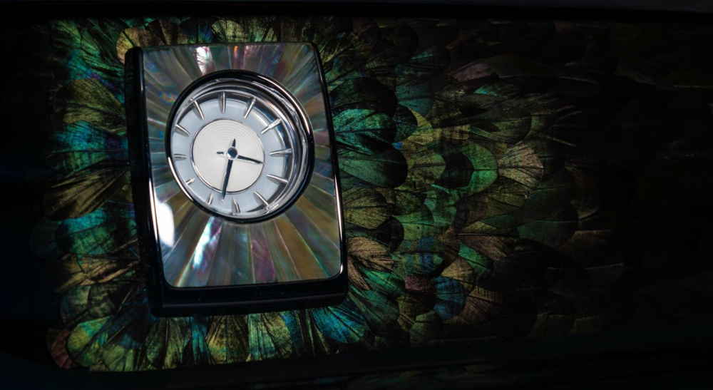 Có hơn 3.000 chiếc lông đuôi chim bên trong chiếc Rolls-Royce Phantom Iridescent Opulence