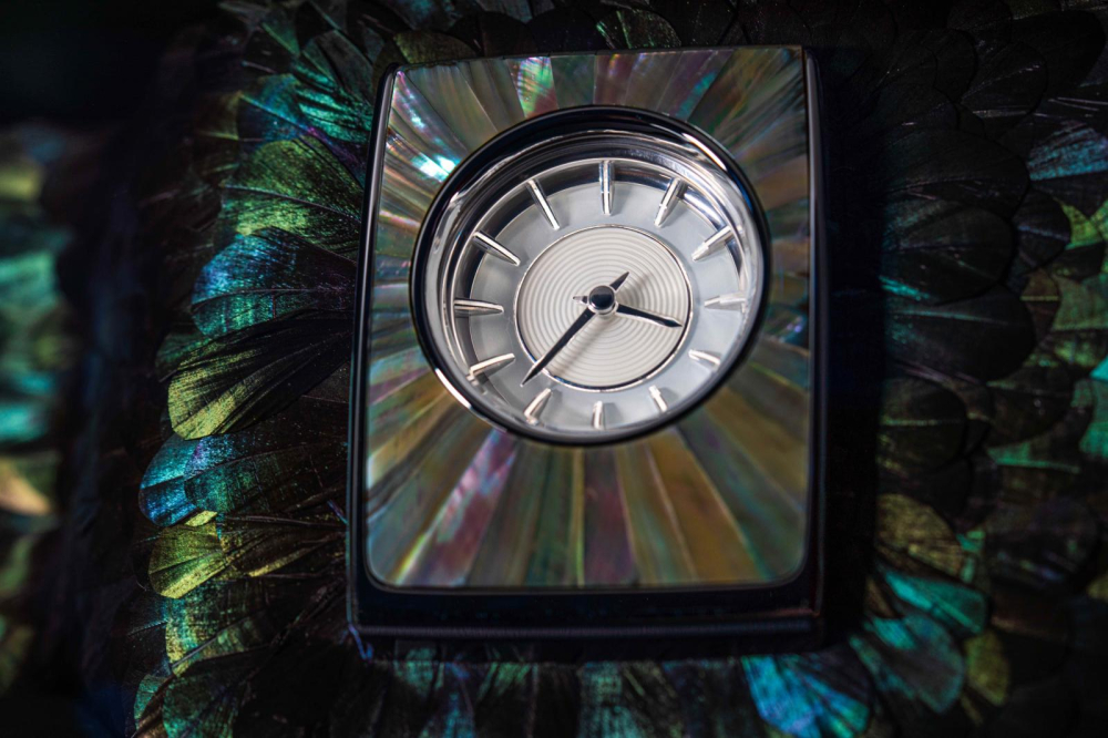 Đồng hồ được bao quanh bởi khảm trai của chiếc Rolls-Royce Phantom Iridescent Opulence