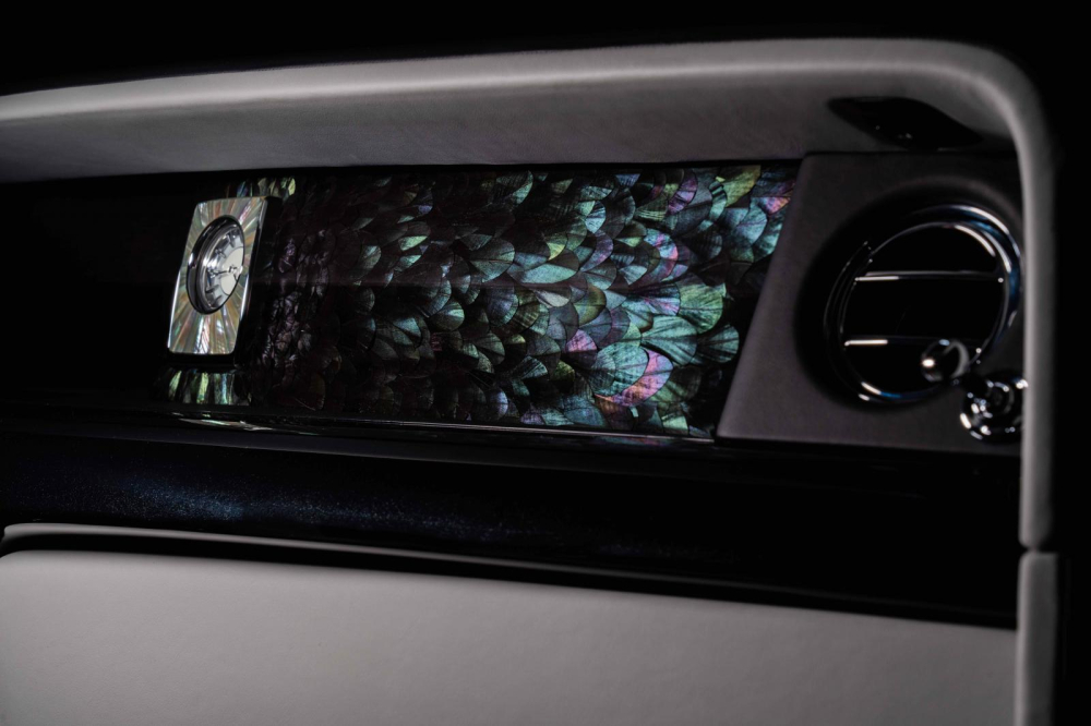 The Gallery trên mặt táp-lô của chiếc Rolls-Royce Phantom Iridescent Opulence