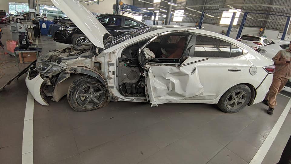 Chiếc &ocirc; t&ocirc; Hyundai Accent bị hư hỏng nặng sau vụ tai nạn