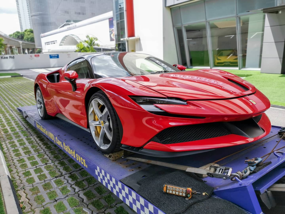 Chỉ hơn 1 năm ra mắt siêu xe Ferrari SF90 Stradale, các đại gia Singapore đã có chiếc xe đầu tiên