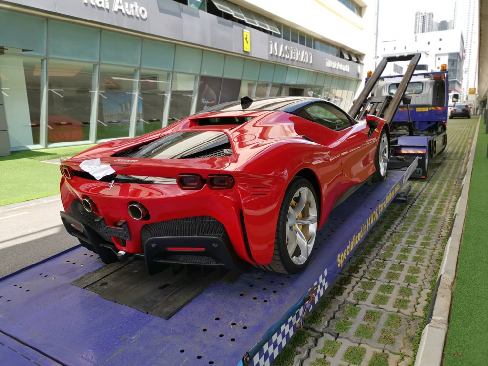 Siêu xe Ferrari SF90 Stradale đầu tiên đến Singapore có trang bị khá hiền so với xe tại Việt Nam, điểm nhấn là nóc xe sơn đen
