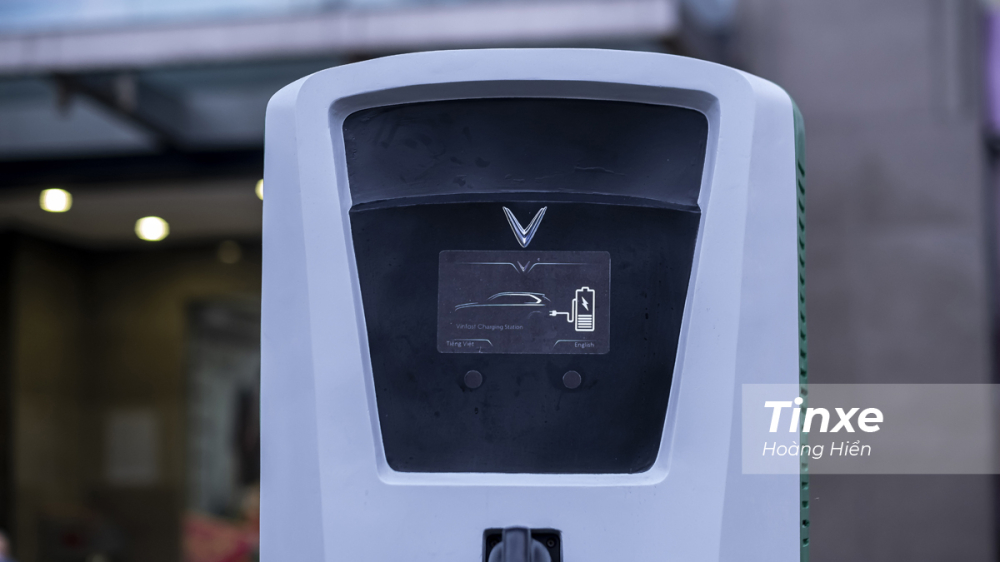 Trạm sạc mới của VinFast sẽ có màn hình điện tử với hai ngôn ngữ Anh/Việt. Tuy nhiên hiện nay vẫn mới chỉ là mô hình.