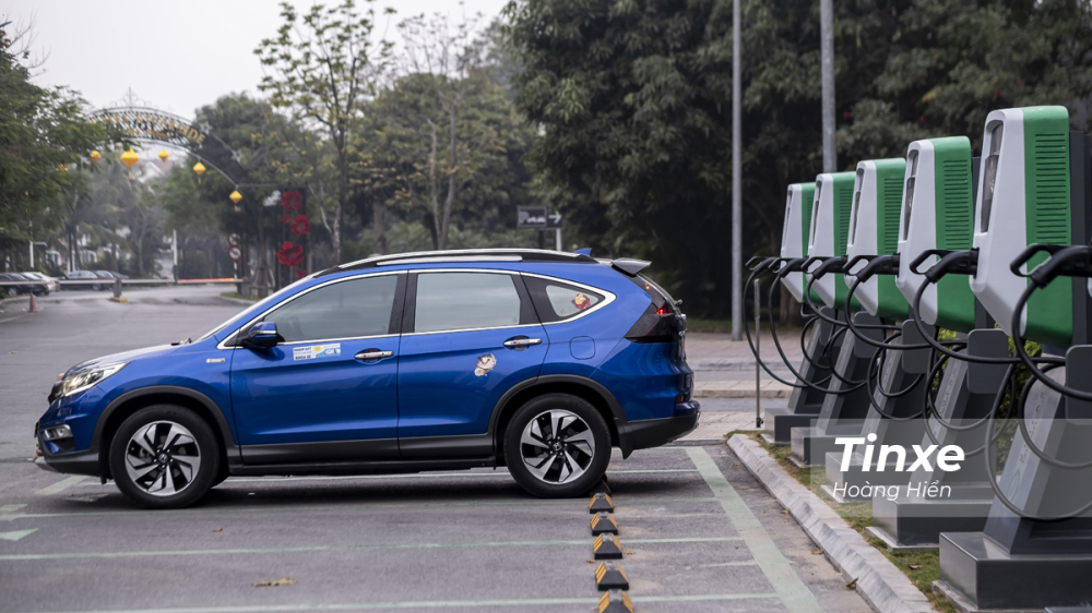 Sau khi được phép của ban quản lý, chúng tôi đã thử nghiệm lùi chiếc Honda CR-V có chiều dài 4,58m