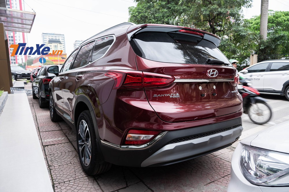 Ưu đãi của đại lý có thể xem là “gãi đúng chỗ ngứa” khi các phiên bản máy dầu của Hyundai Santa Fe thường được quan tâm hơn bản máy xăng.