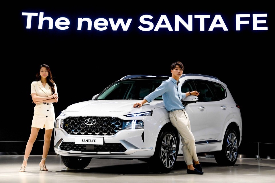 Hyundai Santa Fe 2021 là bản nâng cấp giữa vòng đời của thế hệ hiện tại, sở hữu thiết kế ngoại thất mới lạ và nhiều trang bị, tiện nghi hấp dẫn.