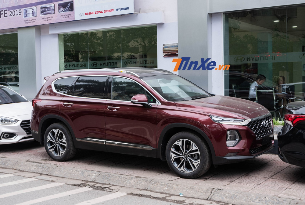 Hyundai Santa Fe đang được giảm giá sâu đại lý nhưng vẫn cần người dùng phải thương lượng để hưởng mức giảm cao nhất.