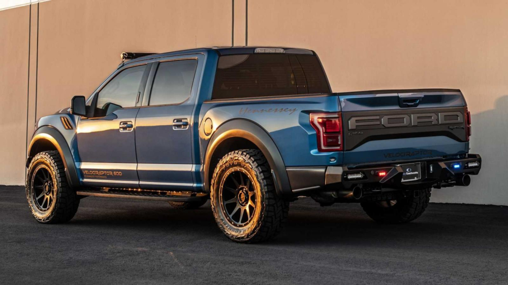 Phía sau của chiếc Hennessey VelociRaptor bọc giáp