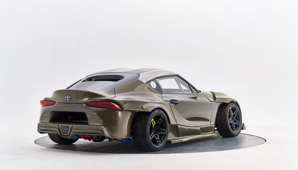 Phía sau của chiếc Toyota Supra Mk V mang thân vỏ bằng hỗn hợp chất liệu sợi carbon và Kevlar Phía sau của chiếc Toyota Supra Mk V mang thân vỏ bằng hỗn hợp chất liệu sợi carbon và Kevlar