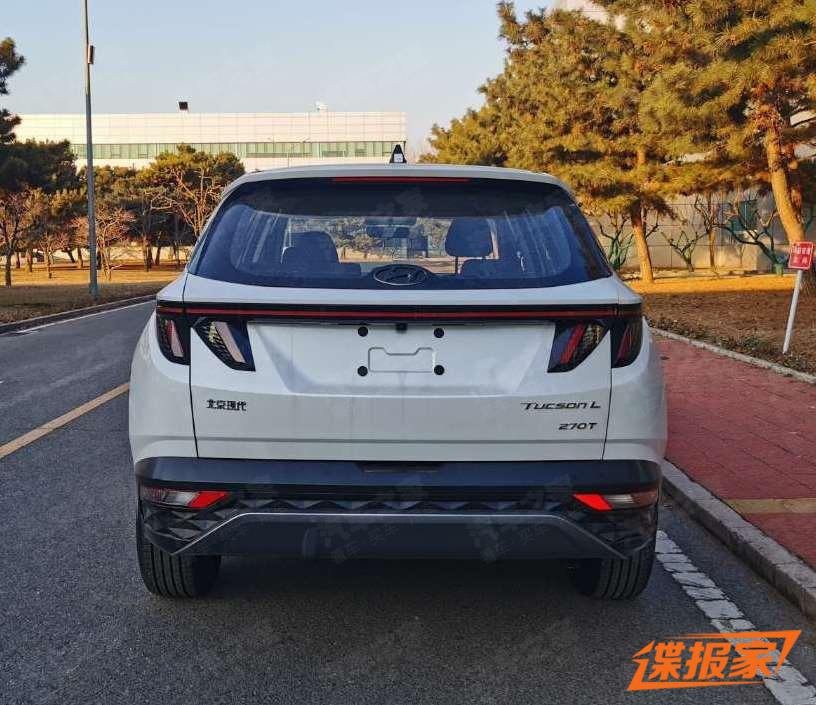 Hyundai Tucson L 2021 nhìn từ phía sau