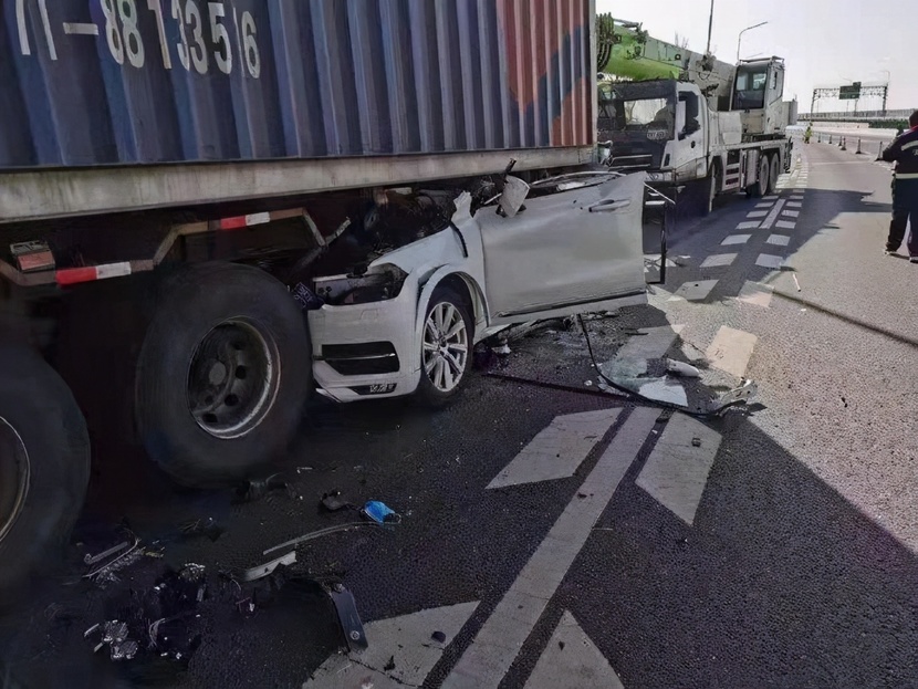 Chiếc Volvo XC90 r&uacute;c v&agrave;o gầm xe container