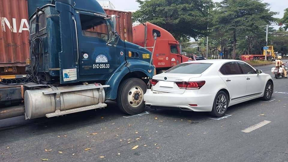 Chiếc sedan hạng sang Lexus LS600hL hư hỏng khá nặng