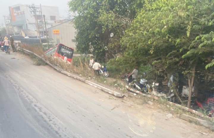 Lực lượng chức năng điều tiết giao thông qua khu vực cầu Bà Đắc