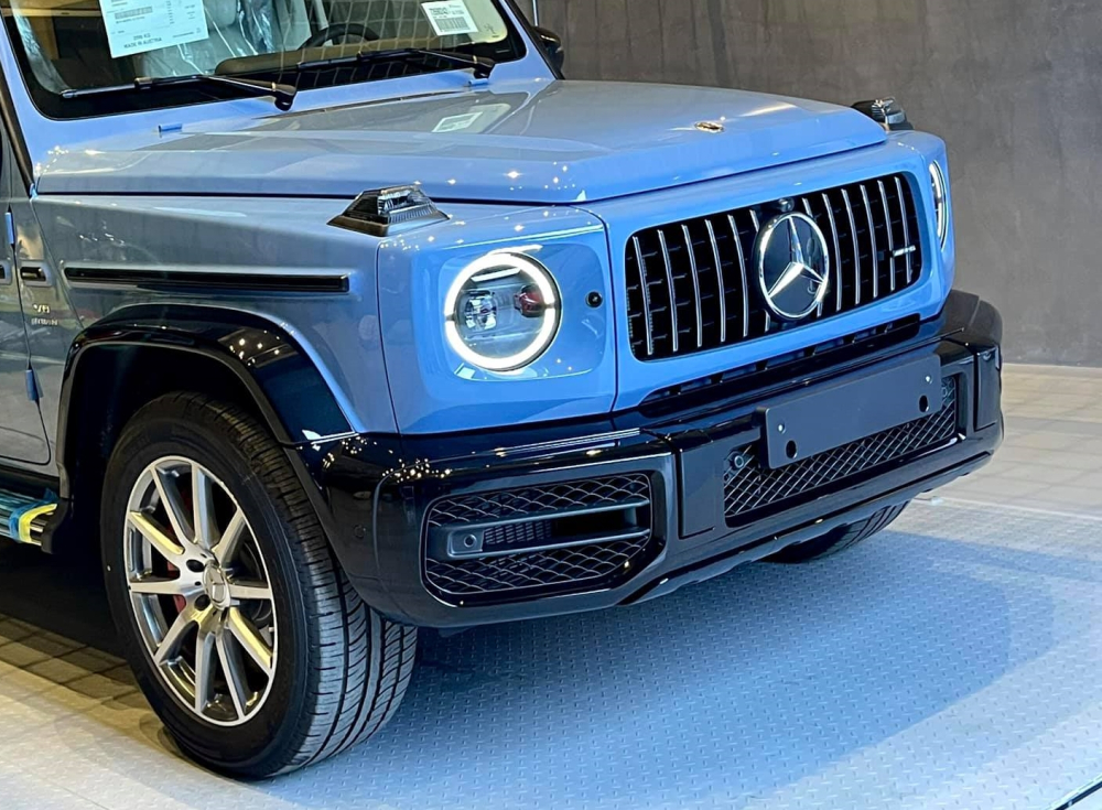 Ước tính Cường Đô-la phải chi ra hơn 13 tỷ đồng để giúp Mercedes-AMG G63 màu độc lăn bánh trên đường