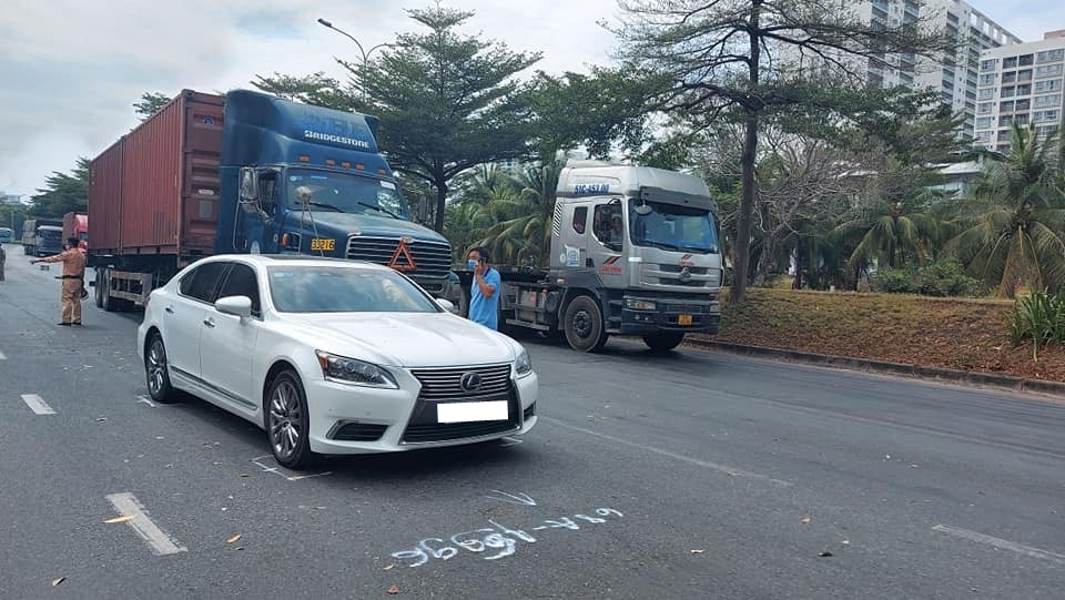 Hiện trờng vụ xe container va quẹt với Lexus LS600hL khiến dân mạng lo cho cái tết của tài xế