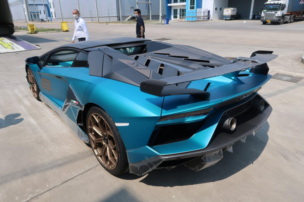 Lamborghini Aventador SVJ63 Roadster đầu ti&ecirc;n đến Th&aacute;i c&oacute; m&agrave;u xanh