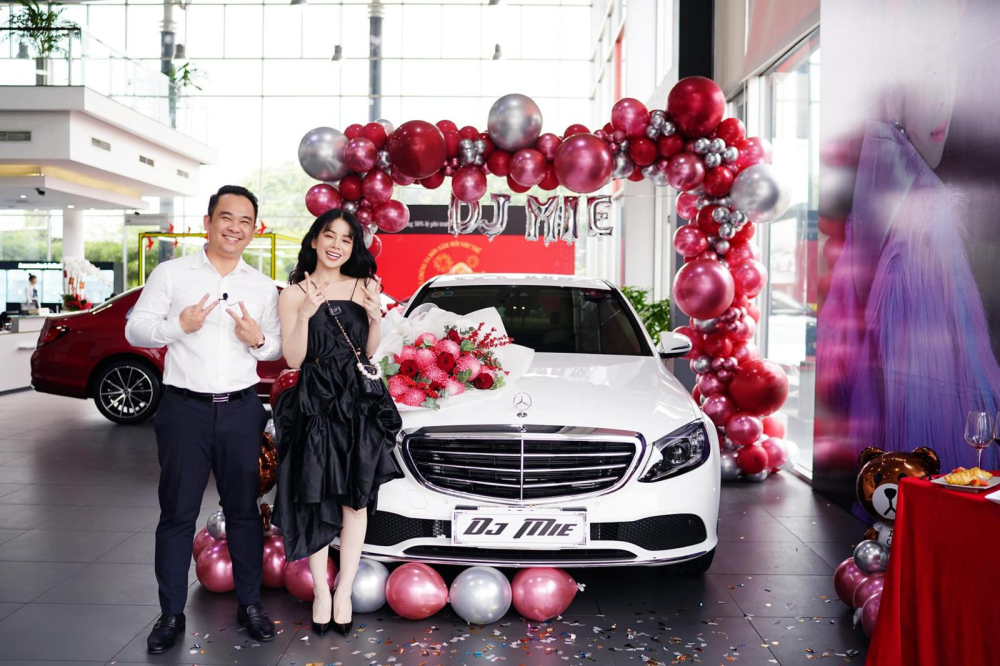 DJ Mie b&ecirc;n chiếc Mercedes-Benz C 200 Exclusive mới mua.