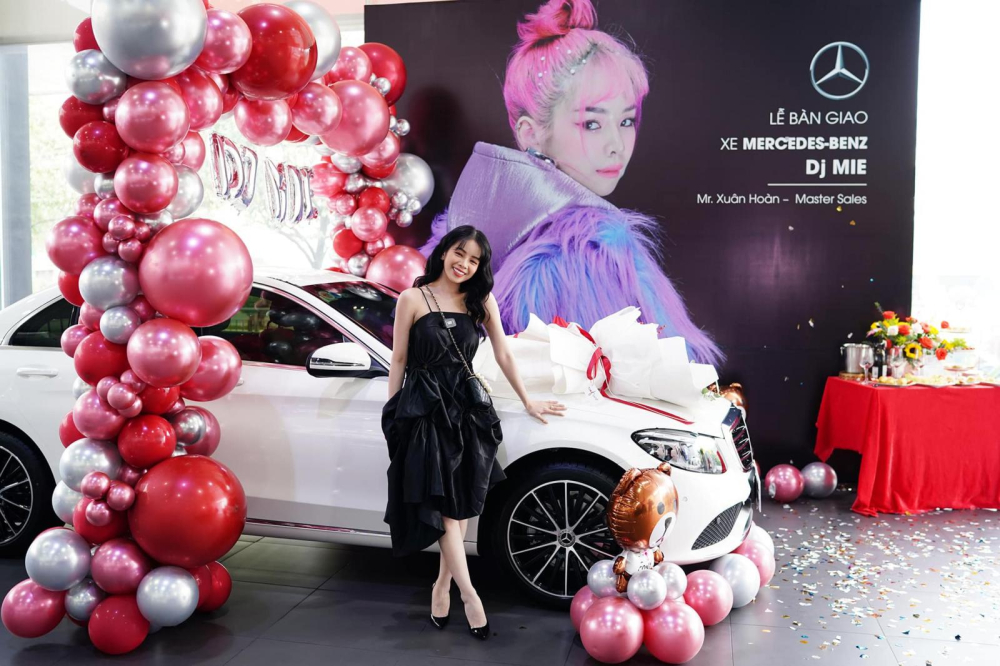 Trong chương tr&igrave;nh &ldquo;Rap Việt&rdquo;, ngo&agrave;i 2 vị gi&aacute;m khảo v&agrave; 4 vị huấn luyện vi&ecirc;n, DJ Mie cũng nhận được nhiều sự quan t&acirc;m của kh&aacute;n giả nhờ gương mặt xinh xắn v&agrave; ngoại h&igrave;nh n&oacute;ng bỏng.