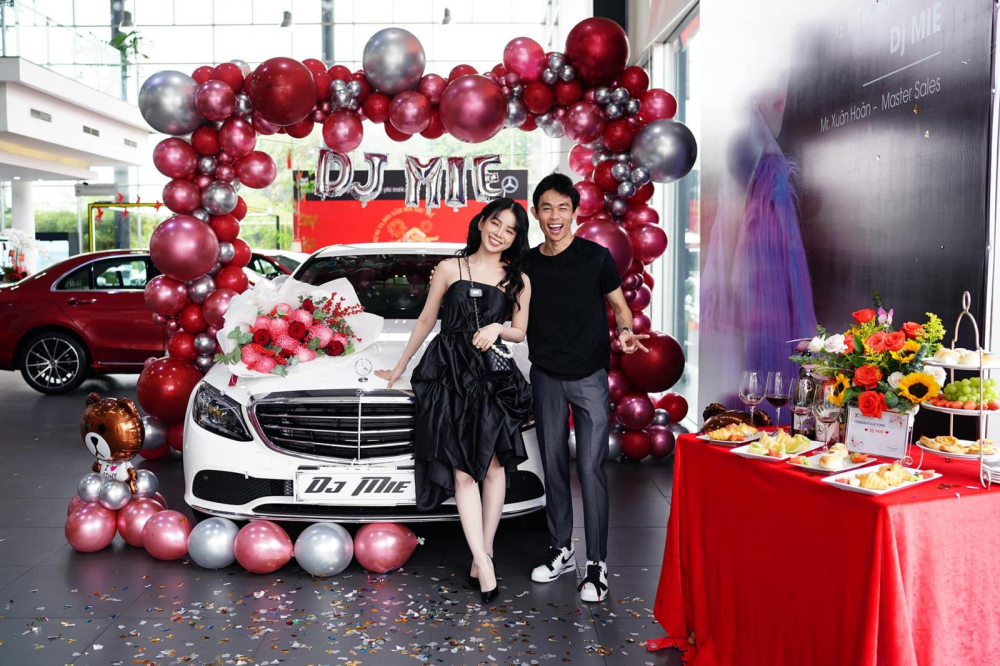 Nữ DJ xinh đẹp rạng rỡ b&ecirc;n bạn trai l&agrave; diễn vi&ecirc;n Hồng Thanh trong buổi nhận xe.