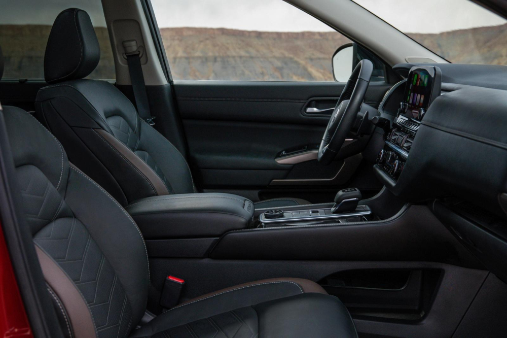 Ghế trước của Nissan Pathfinder 2022 c&oacute; đủ t&iacute;nh năng sưởi ấm, l&agrave;m m&aacute;t