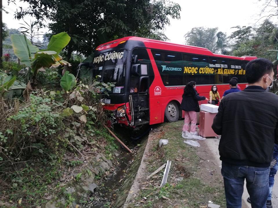 Chiếc ô tô khách biến dạng sau vụ tai nạn