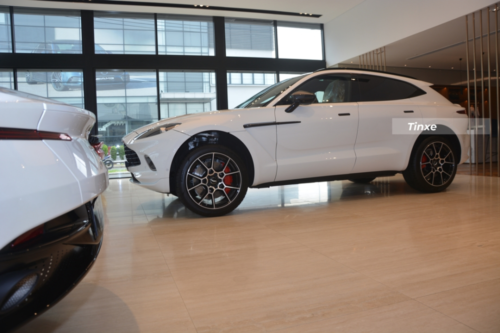 Aston Martin DBX sẽ l&agrave; đối thủ của Bentley Bentayga V8 hay Mercedes-Maybach GLS600 4Matic
