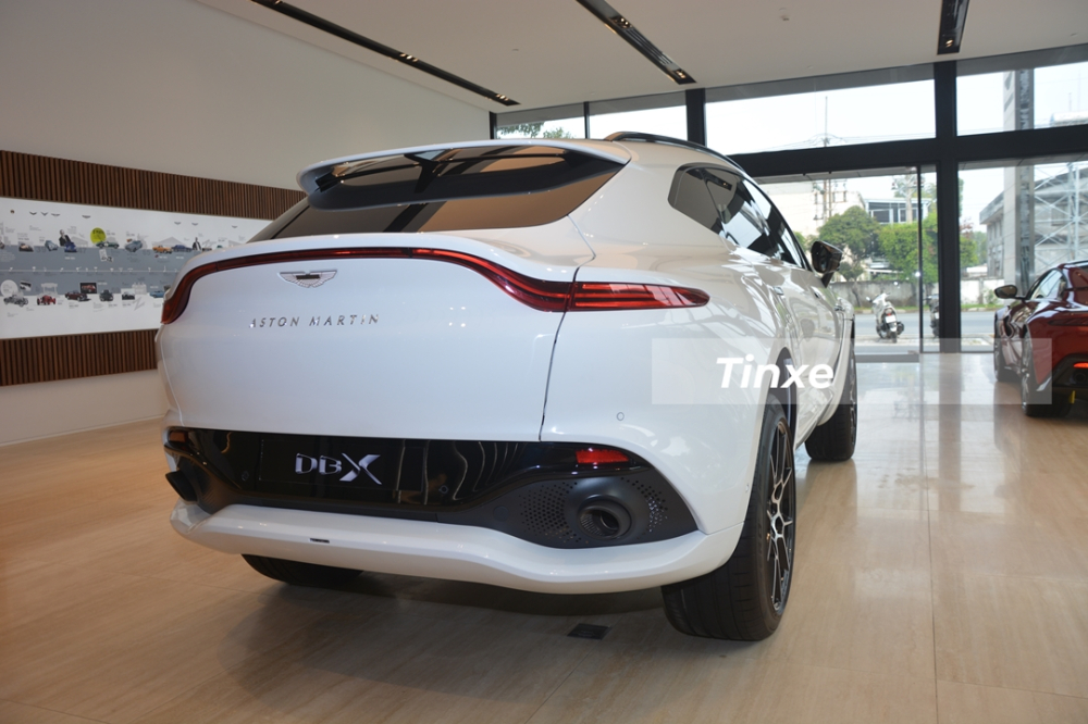Aston Martin DBX đ&aacute;nh v&agrave;o c&aacute;c kh&aacute;ch h&agrave;ng th&iacute;ch l&aacute;i xe