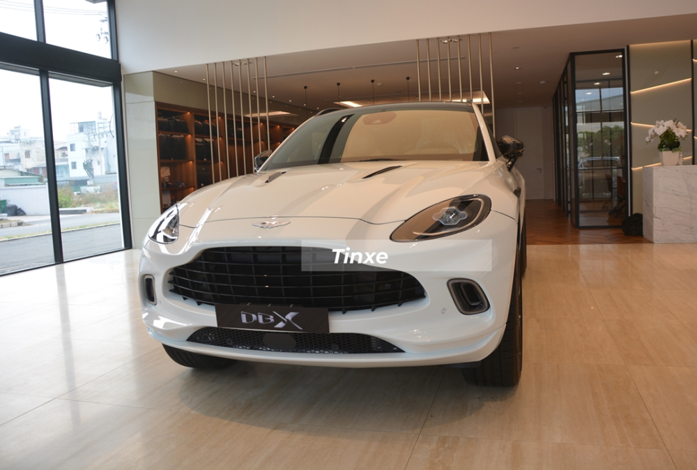 Aston Martin DBX lần đầu ra mắt tại Việt Nam