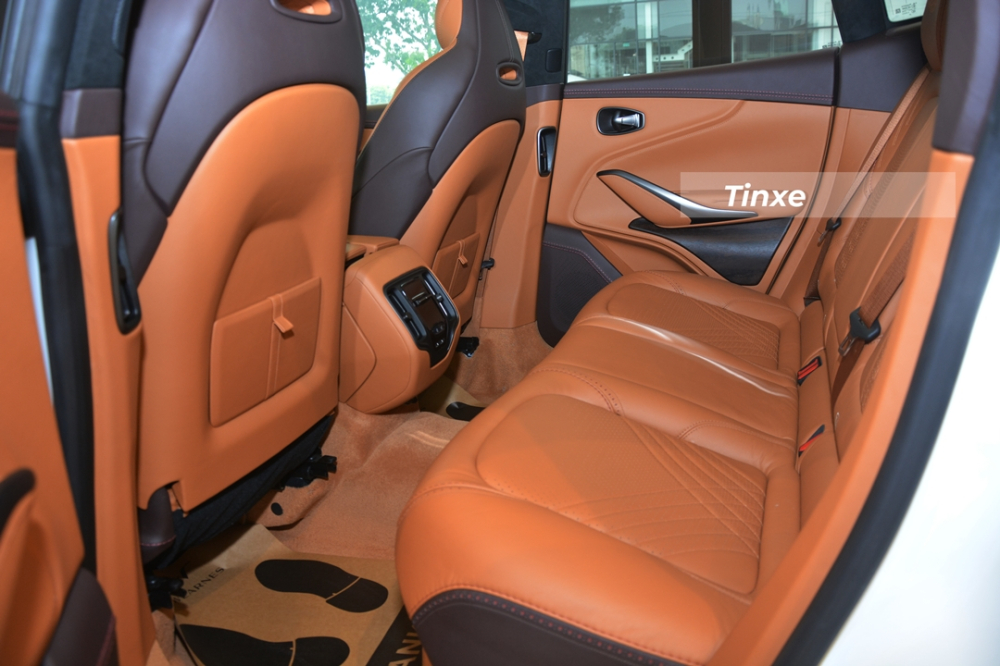Khoang h&agrave;nh kh&aacute;ch của Aston Martin DBX
