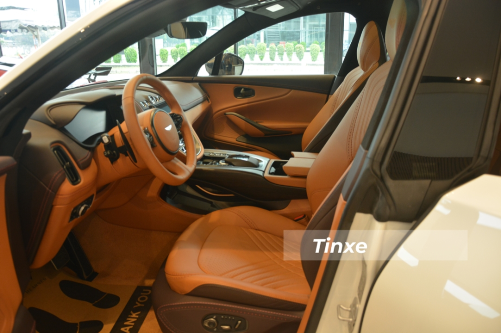Khoang l&aacute;i của Aston Martin DBX đầu ti&ecirc;n về Việt Nam được phối 2 t&ocirc;ng m&agrave;u