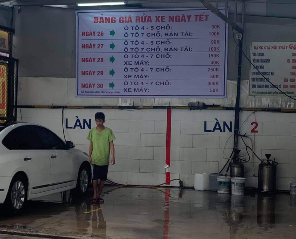 Gi&aacute; rửa xe được c&ocirc;ng khai những ng&agrave;y cận Tết. 