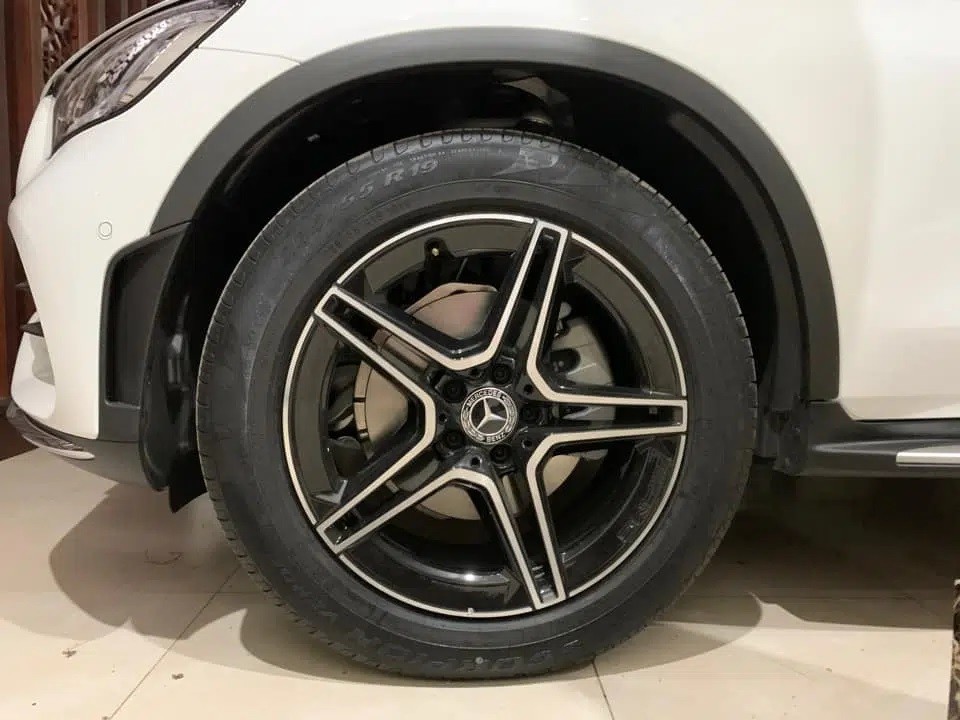Trước đ&oacute; v&agrave;o th&aacute;ng 1/2021, nhiều kh&aacute;ch h&agrave;ng thắc mắc tại sao chiếc Mercedes-Benz GLC 300 AMG mới mua lại đổi sang loại phanh đĩa kh&ocirc;ng đục lỗ m&agrave; vẫn tăng gi&aacute; b&aacute;n 100 triệu đồng.
