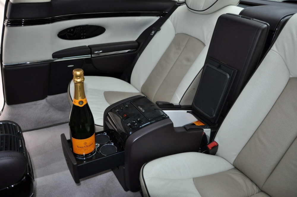 Giữa 2 ghế sau của chiếc Maybach 57S Coupe c&ograve;n c&oacute; tủ lạnh