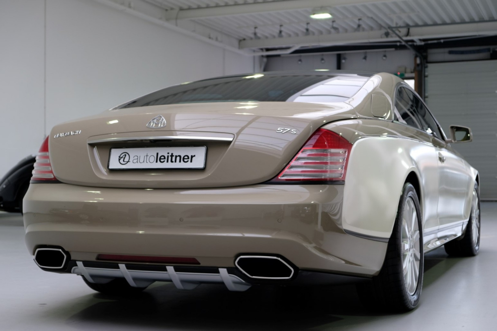 Chiếc Maybach 57S Coupe từng thuộc về &ocirc;ng Gaddafi được sơn m&agrave;u be - trắng