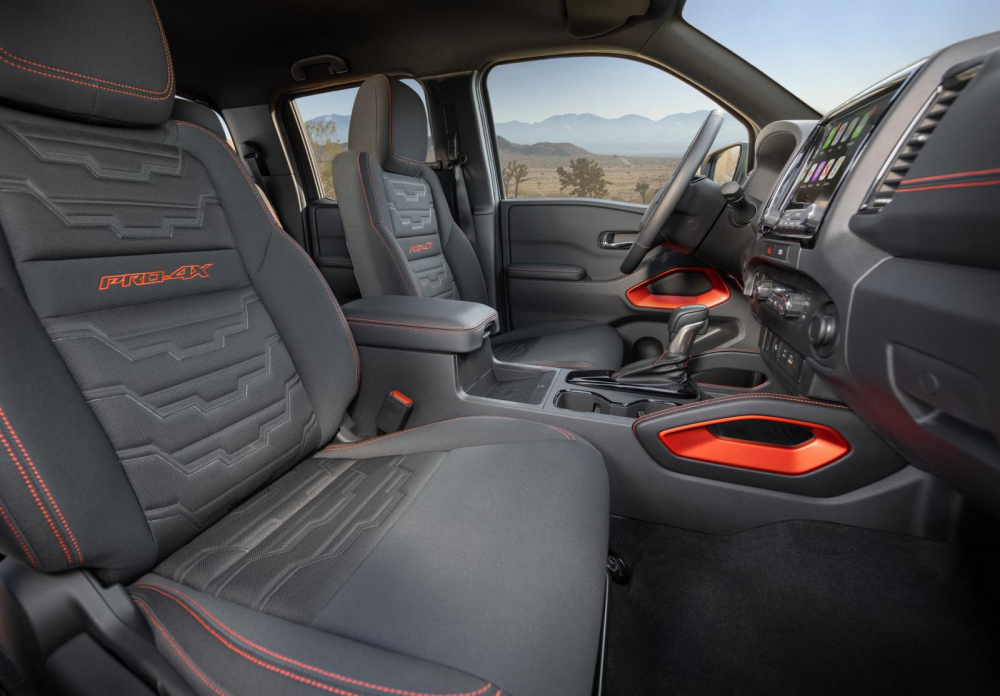Nội thất phối m&agrave;u đen v&agrave; đỏ của Nissan Frontier 2022